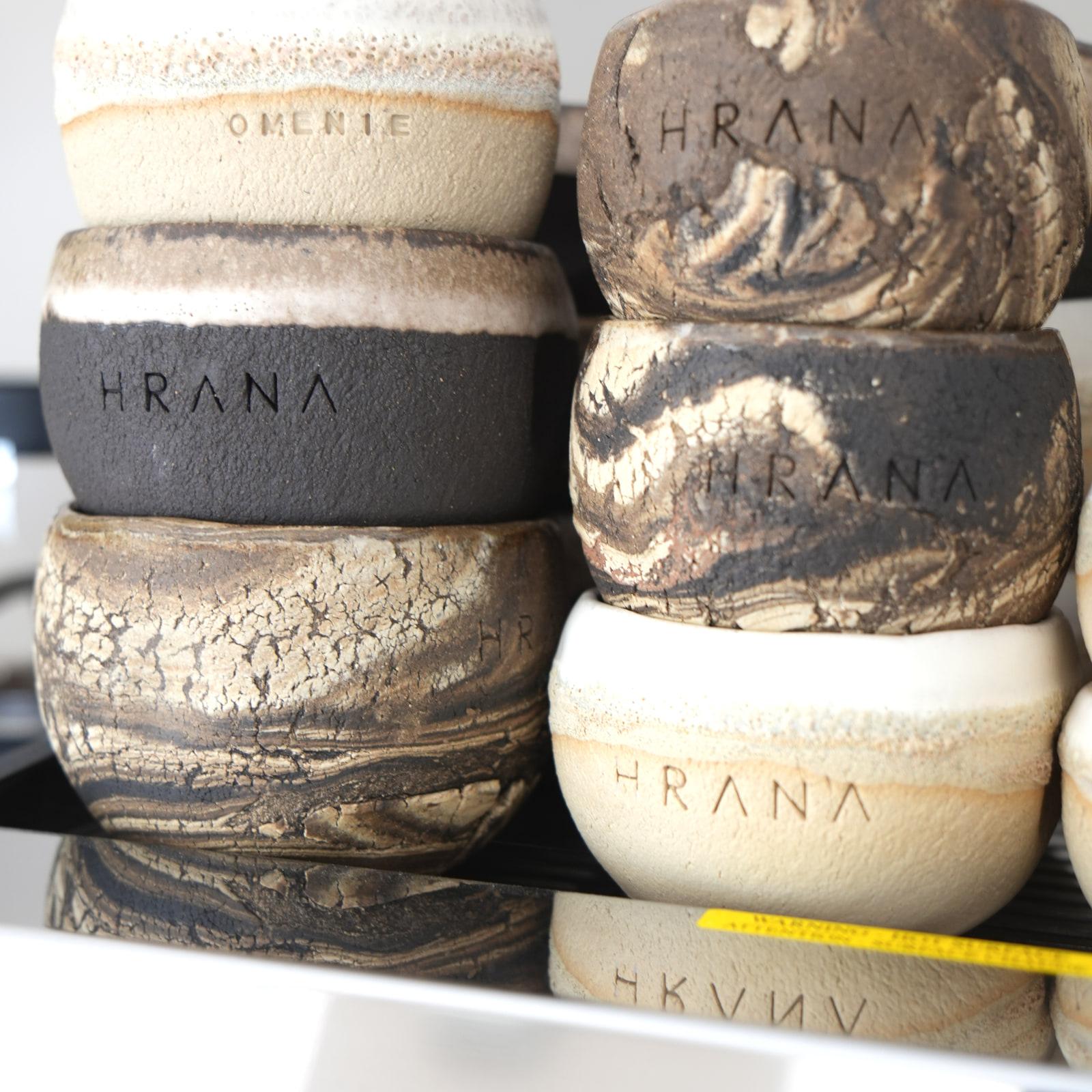 Boluri de ceramică cu logo-ul HRANA, făcute de mână, stivuite