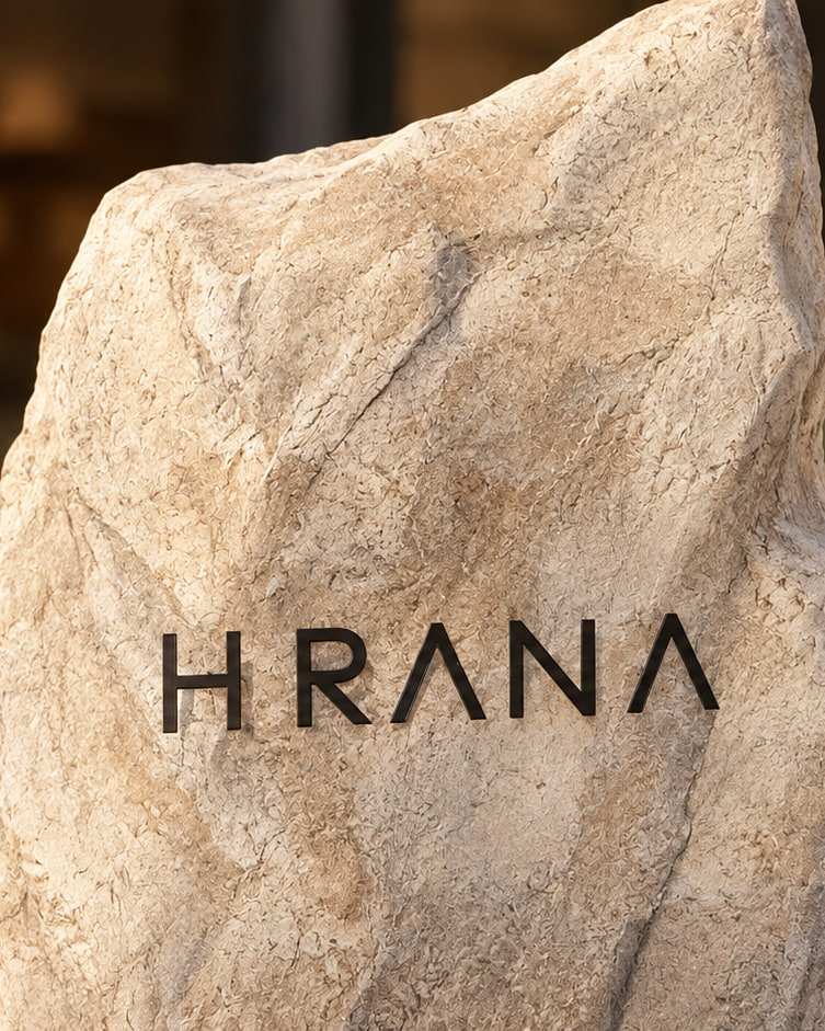 Piatra cu logo-ul HRANA de la intrarea restaurantului, pe Bulevardul Libertății nr. 2, Hunedoara