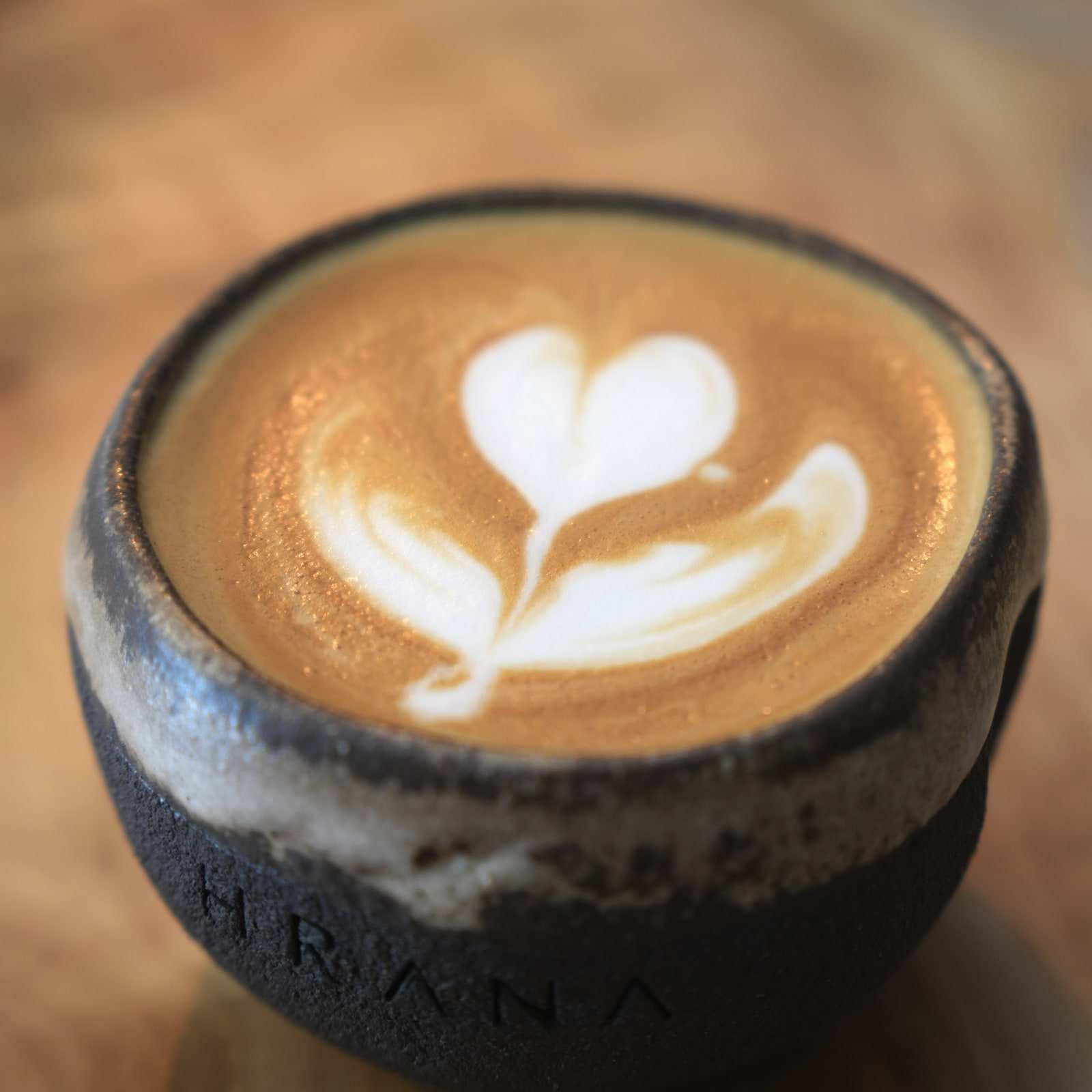 Cappuccino cu latte art într-o ceașcă de ceramică HRANA